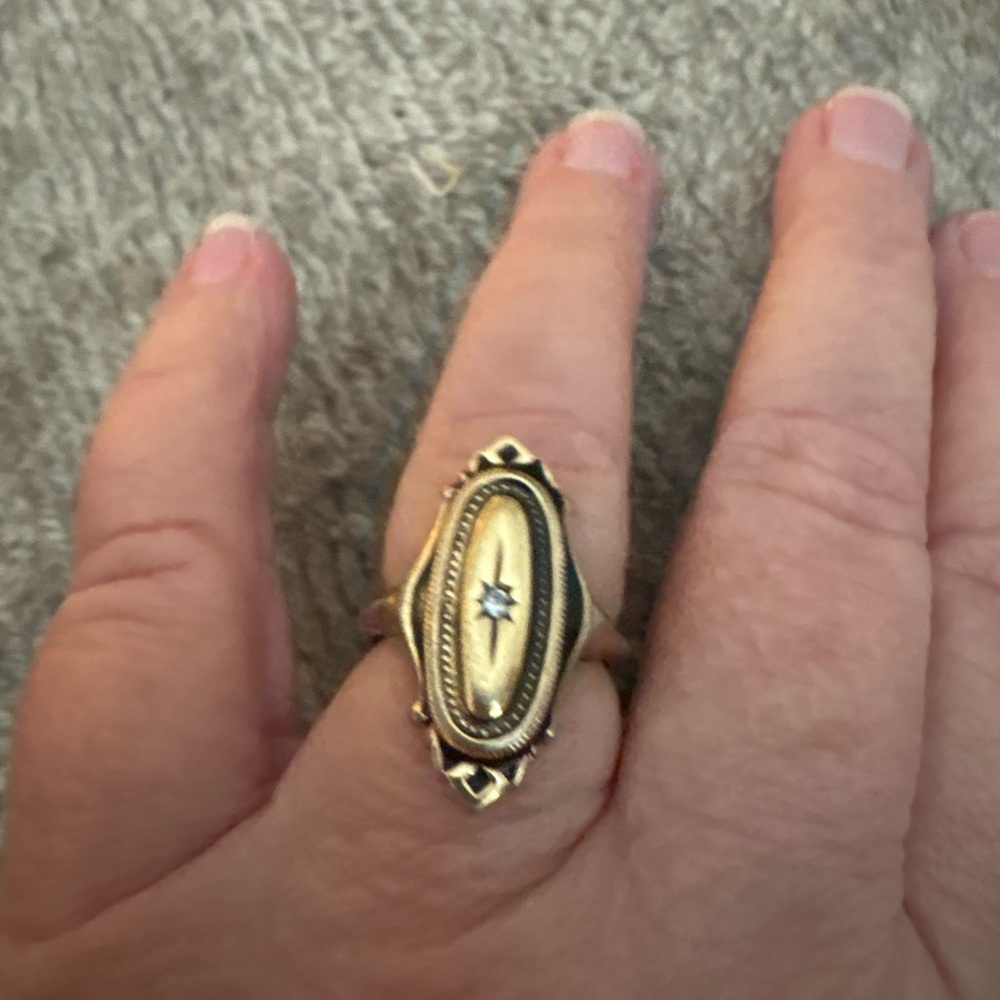 AVON Kingston ring sits at size 7